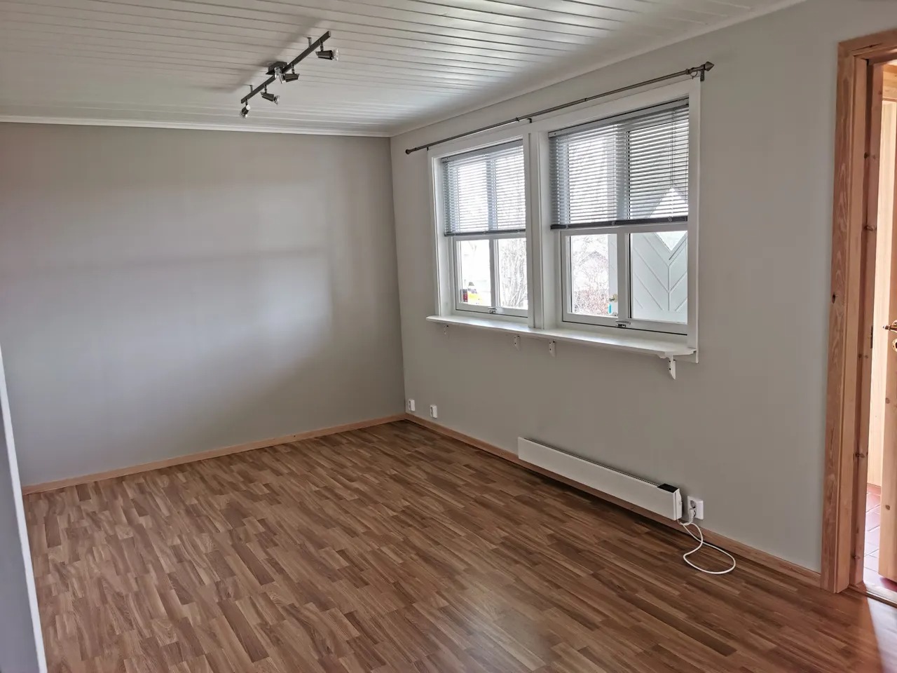 Stuen sett mot vinduer